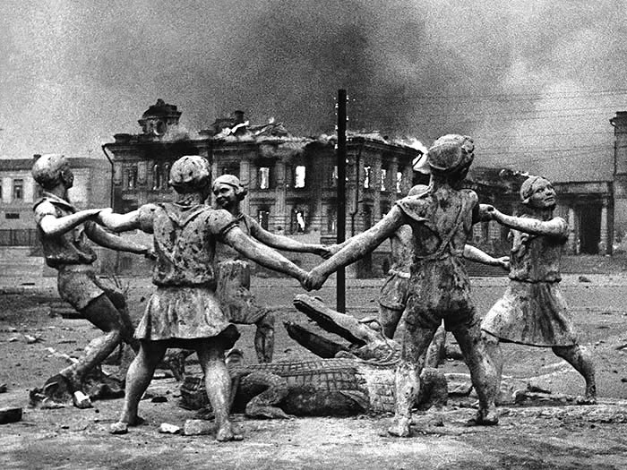 За брежнєвських часів академіки від історії почали стверджувати, що 23 серпня 1942 року в Сталінграді загинули не десятки тисяч, а сотні мирних жителів