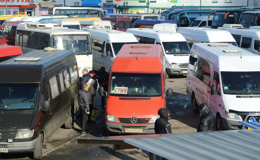 Поїздки через автостанцію дисциплінують і перевізників, і пасажирів. Фото Володимира ЗAЇКИ