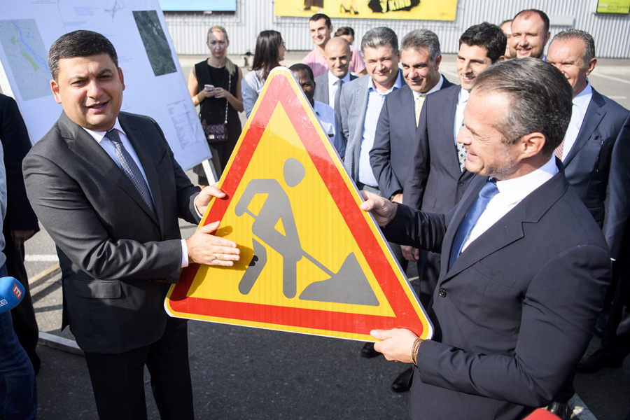 Прем’єр демонструє знак якості ремонту вітчизняних автошляхів. Фото з Урядового порталу
