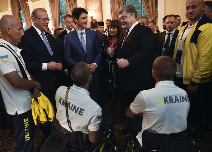 Петро Порошенко дотримав своєї обіцянки і відвідав нашу команду на «Іграх нескорених» у Торонто. Фото з сайту president.gov.ua