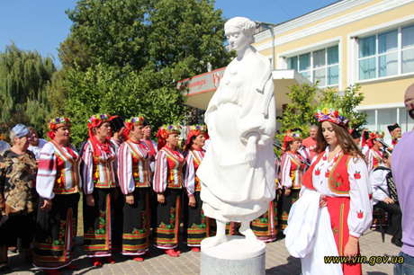 Відкриття пам’ятників Тарасові Шевченку та героїні його поеми Катерині стало родзинкою фестивалю. Фото з сайту vinrada.gov.ua