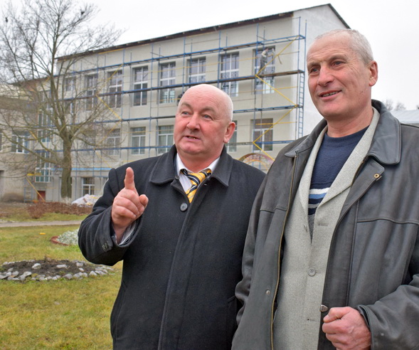 Іван Ігнатьєв (ліворуч) та Володимир Щербина зараз зустрічаються майже щодня — шкільне будівництво не терпить зволікання