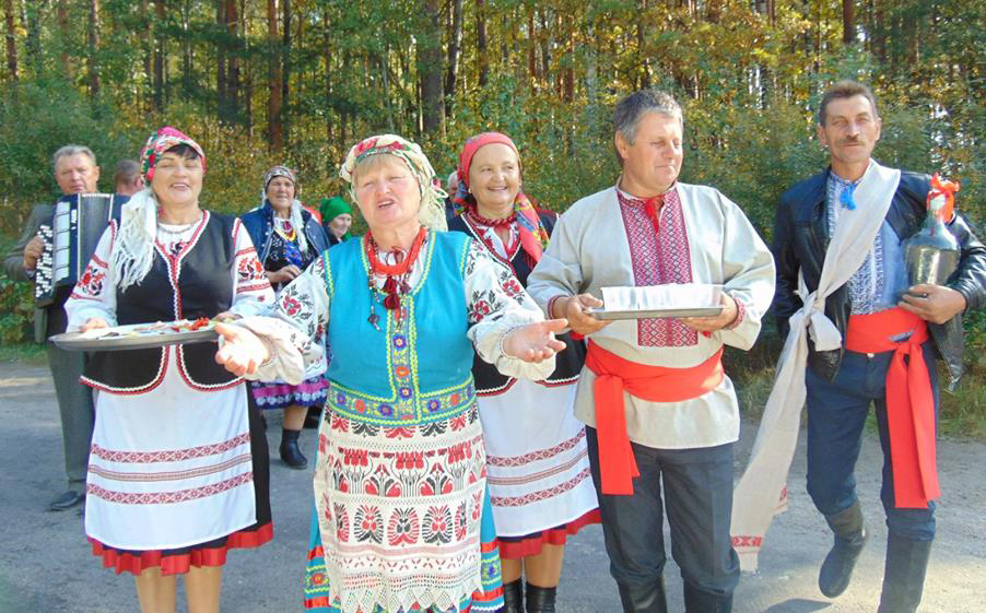 Випікання та вбирання короваю, виряджання молодого й молодої, викуп нареченої, спорядження приданого — все це можна було побачити під час фестивалю. Фото з сайту facebook.com/RivneODA