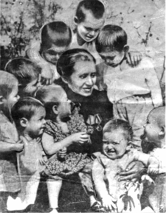 На архівному фото Олександра Деревська з дітьми