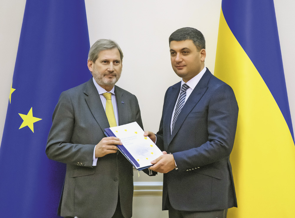 Йоганнес Ган і Володимир Гройсман задоволені рівнем імплементації Угоди про асоціацію з ЄС. Фото з сайту kmu.gov.ua