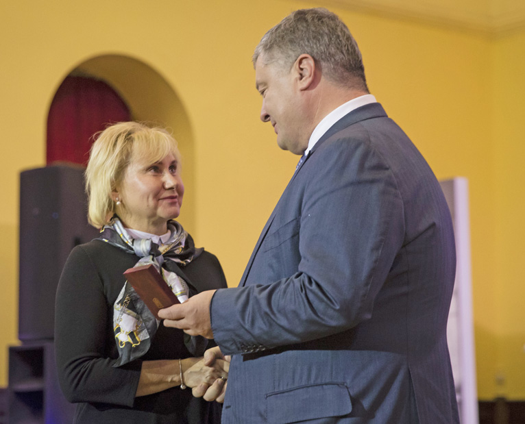 Замість Романа Сущенка орден «За мужність» ІІІ ступеня отримала його дружина. Фото з cайту president.gov.ua