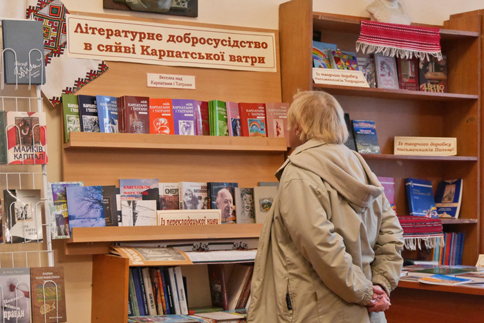Книжки українською мовою авторів сусідніх із Закарпаттям областей, а також літераторів Словаччини, Угорщини, Румунії та Польщі привернули увагу гостей книжкової виставки «Літературне добросусідство». Фото з сайту zakarpattya.net.ua