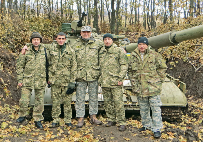 Працівники енергокомпанії «Житомиробленерго» на чолі з Олексієм Шекетою (посередині) під час чергової поїздки в зону проведення АТО у 2015 році. Фото з архіву Житомиробленерго
