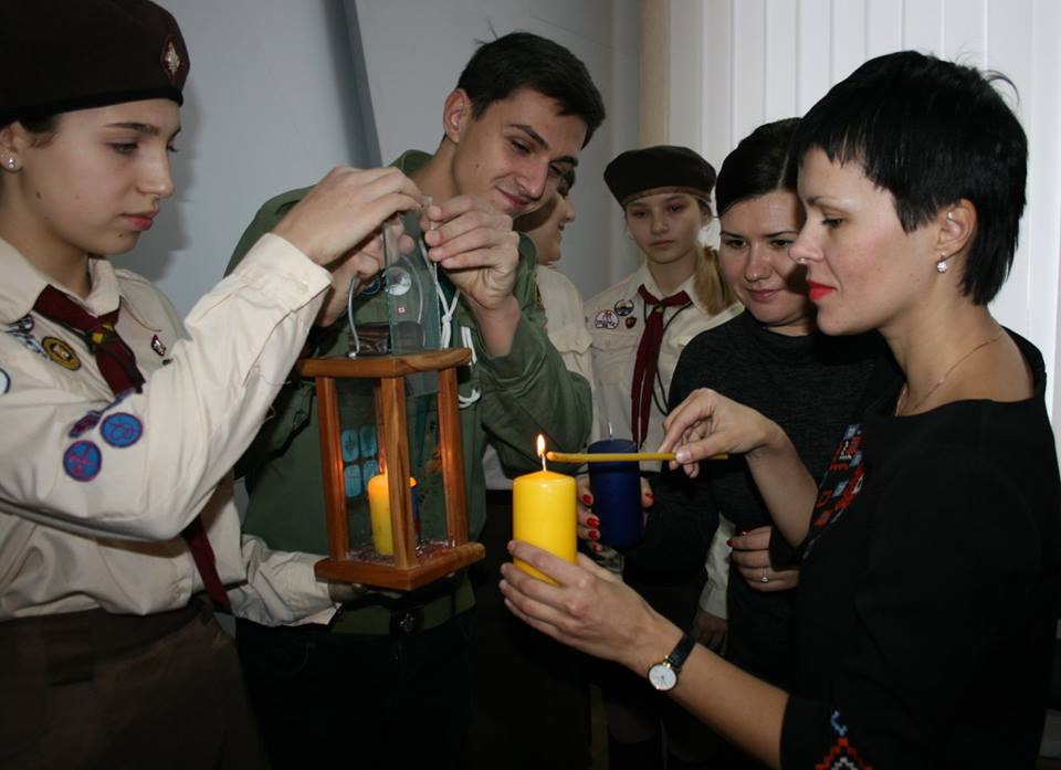 Пластуни вважають, що Вифлеємський вогонь миру принесе мир. Фото із сайту Луганської ОДА.  