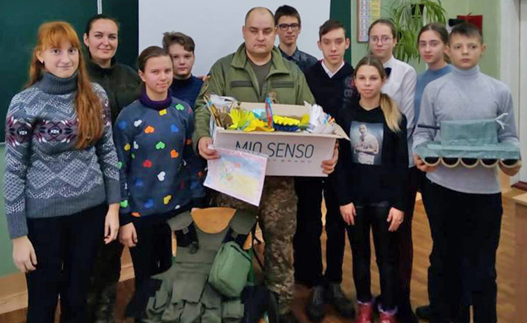 Смаколики з Сєверодонецька їдуть на передову. Фото надане прес-групою об’єднаного центру цивільно-військового співробітництва ОТУ «Північ».