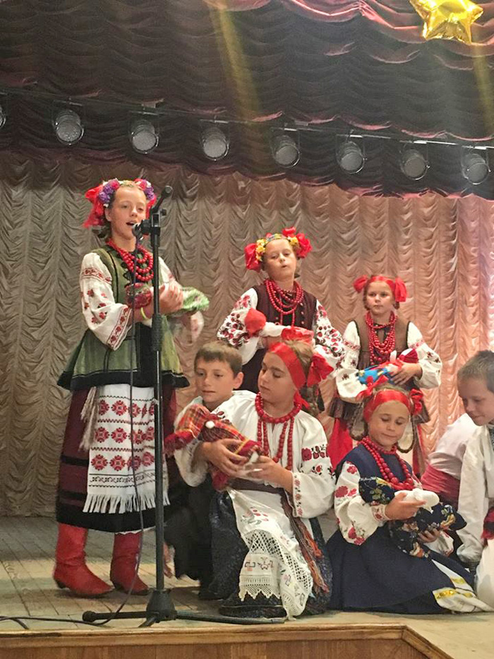 Юні учасники обласного фестивалю народного мистецтва «Водіння Куста» добре знаються на обрядових дійствах. Фото надане автором