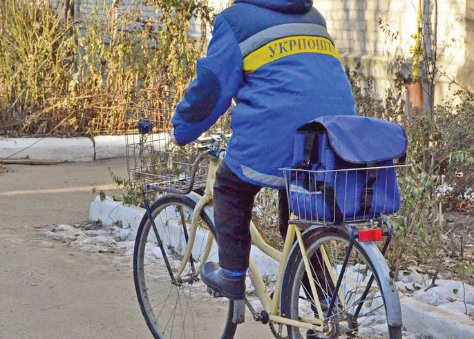 Зустріти листоношу на велосипеді з повною торбинкою — до грошей. Цю прикмету люди вигадали не просто так. Фото з сайту iamir.info