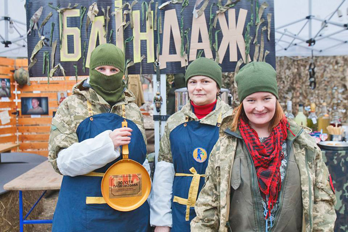 У наметі «Бліндаж» готували, збираючи кошти. Фото Алли ХАЯТОВОЇ