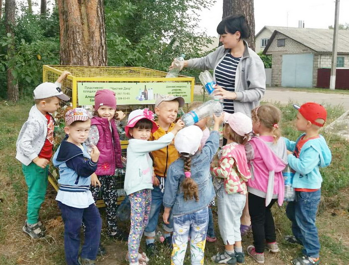 У Руській Поляні привчають до сортування відходів із дитячого садка. Фото з сайту hromadske.ck.ua