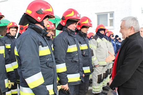 Ян Пєкло спілкується з рівненськими рятувальниками. Фото автора
