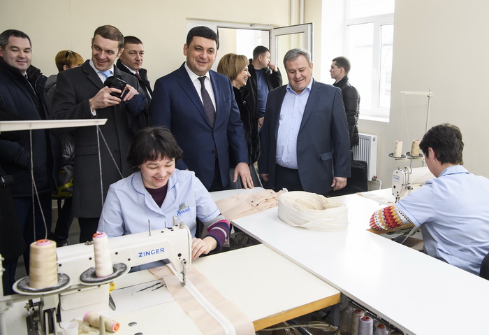 На легпром глава уряду покладає особливі надії щодо економічного зростання. Фото kmu.gov.ua