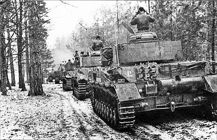 Німці за тиждень перекинули під Харків кілька танкових дивізій, а сталінські полководці не зуміли навіть забезпечити свої танки пальним і боєприпасами