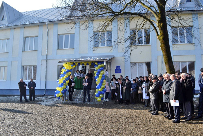 У лікарні в селі Угля урочисто перерізали стрічку. Фото надала прес-служба Закарпатської облдержадміністрації