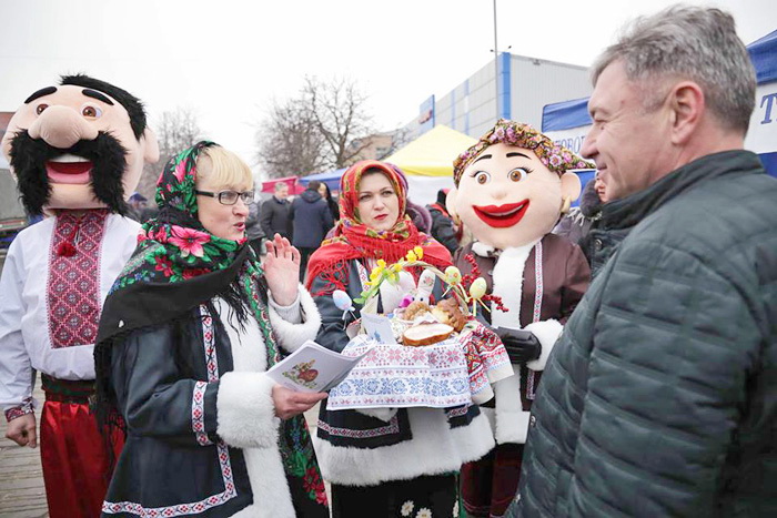 Який же ярмарок без яскравих костюмів і добрих побажань! Фото надала прес-служба Луганської ОДА