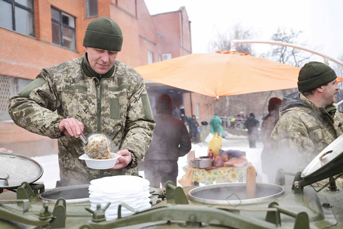 Військові пригощали ярмаркуючи польовою кашею