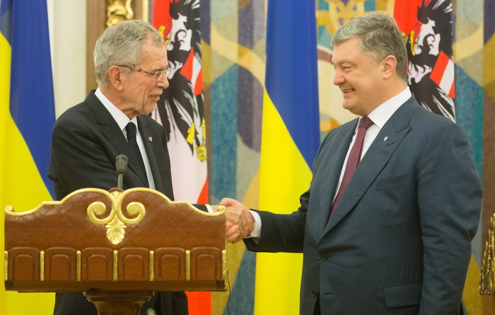 Окрему увагу президенти приділили порядку денному українського питання на європейському напрямі. Це особливо актуально з огляду на майбутнє головування Австрії в ЄС. Фото з сайту president.gov.ua