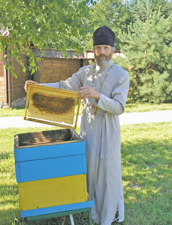 Серед пасічників, які на Житомирщині опікуються божою комахою, є навіть священнослужителі. Фото автора