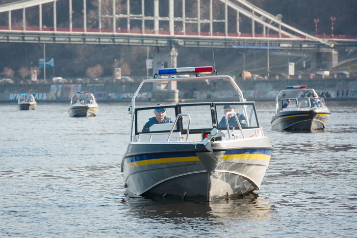 Патрульні мають оперативно опанувати швидкісні катери. Фото Михайла ПалІнчака