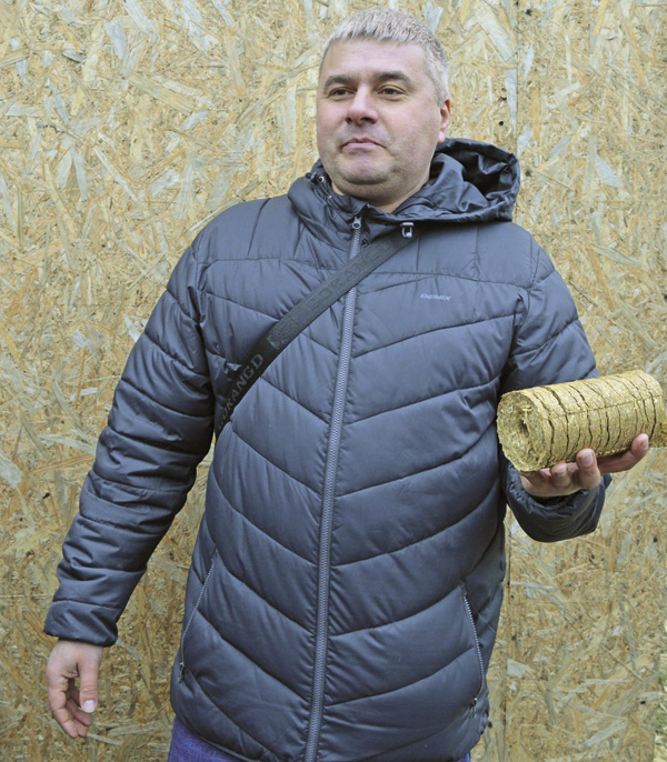 Денис Кисельов виготовляє екологічні енергоефективні брикети. Фото автора