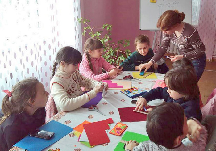 Кожному в арт-студії знаходиться справа до душі. Фото з сайту vgoru.org