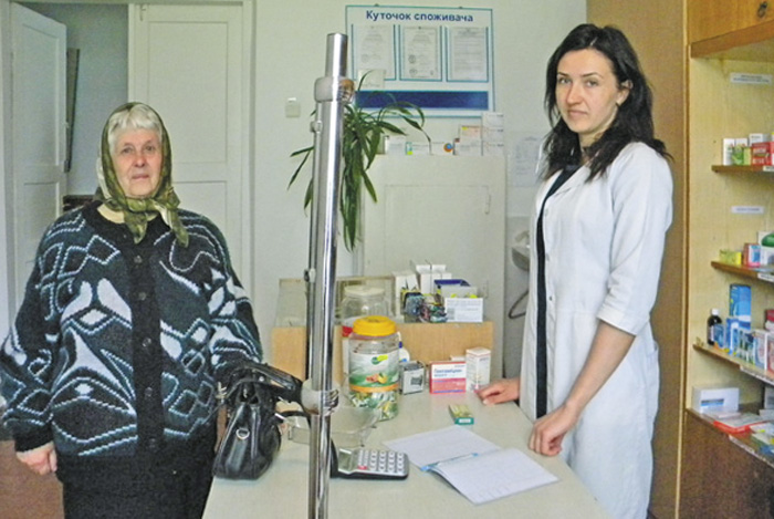 Пенсіонерка з Мирогощі Лідія Сотничук задоволена, що можна зекономити гроші на придбанні необхідних їй ліків. Фото автора