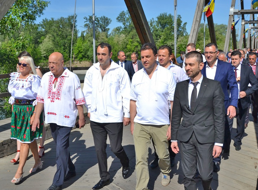 Представники обох регіонів прямують мостом через Тису, якою пролягає міждержавний кордон. Фото надане автором