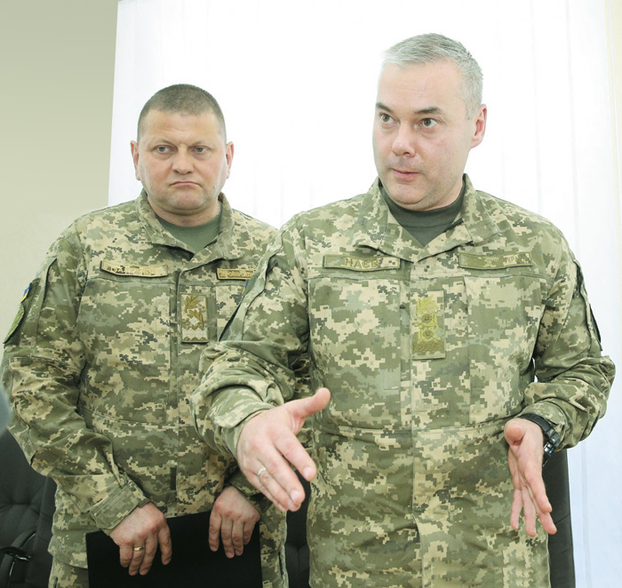 Командувач Об’єднаних сил Сергій Наєв (праворуч) і його підлеглі налаштовані на серйозну відсіч окупантам. Фото УНIAН