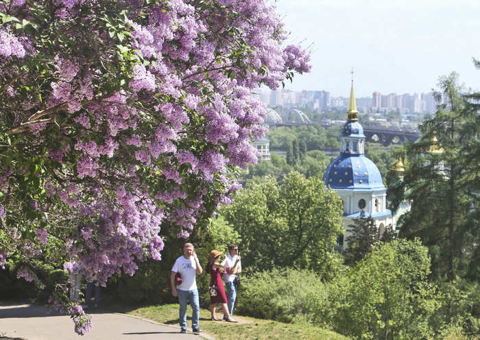 Цієї весняної пори бузковий рай приваблює тисячі людей. Фото УНІАН