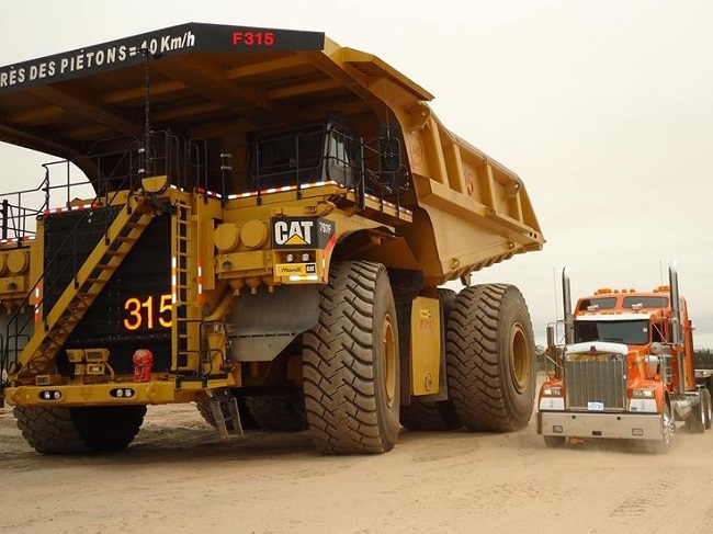 Технічні характеристики Caterpillar 797B: вага – 623,7 тонн, висота – 4 метри, вантажопідйомність – 345 тонн, максимальна швидкість – 68 км/год.