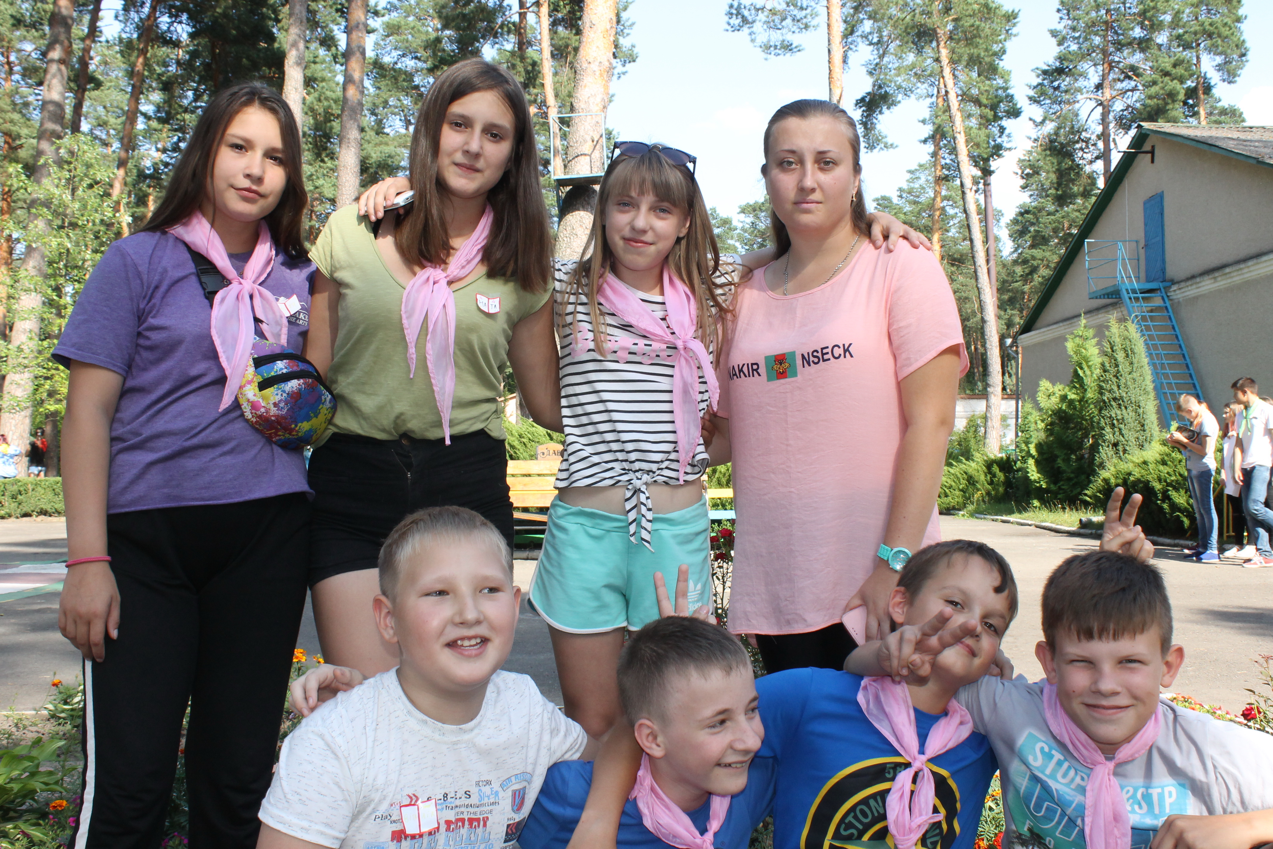 Усіх сватівців зібрати разом не вдалося, бо кожен уже знайшов справу до душі! (діти зі Сватового із учителем Мариною Книш). Фото автора