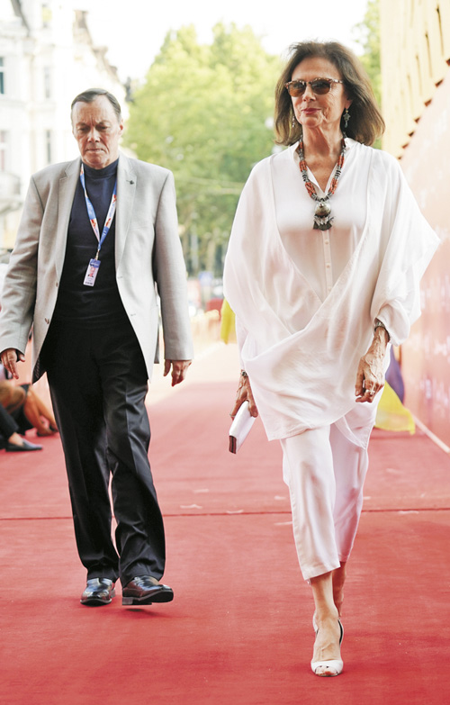 Спеціальну гостю кінофестивалю британську актрису Жаклін Біссет було відзначено Золотим Дюком за внесок у кіномистецтво. Фото з сайту oiff.com.ua