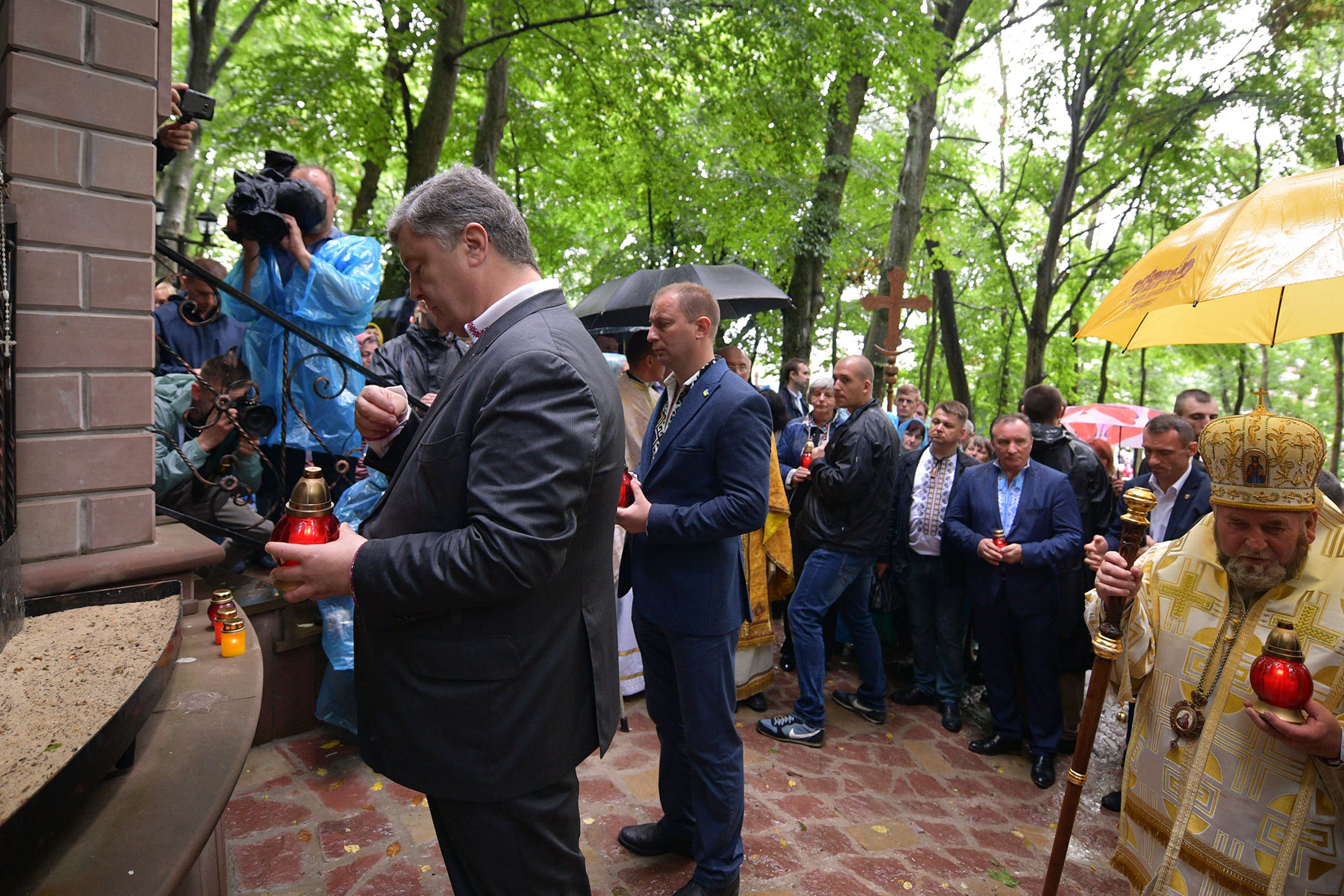 На Тернопільщині Президент вшанував пам’ять загиблих воїнів АТО та Героїв Небесної Сотні. Фото president.gov.ua