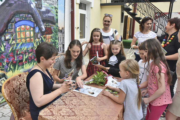 Шанувальники таланту письменниці вишикувалися в чергу по автографи. Фото надане автором
