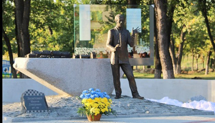 Такий вигляд має пам’ятник відомому українському композиторові Миколі Леонтовичу. Фото надане автором