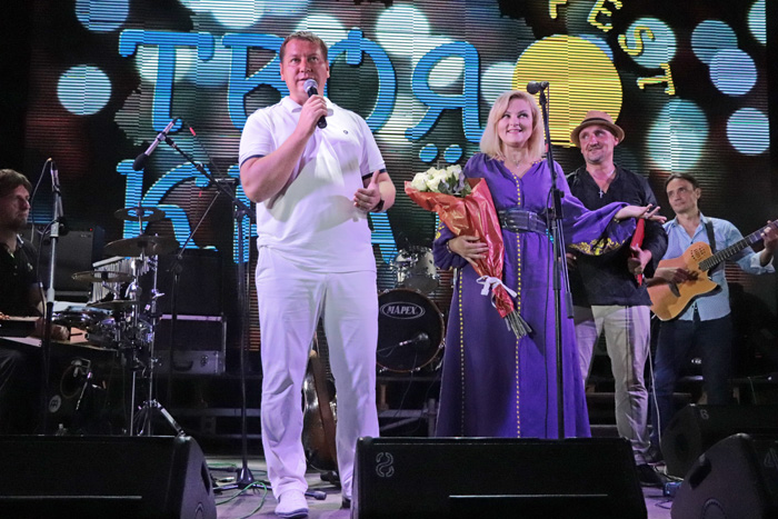 Голова Херсонської облдержадміністрації Андрій Гордєєв подарував квіти Марії Бурмаці