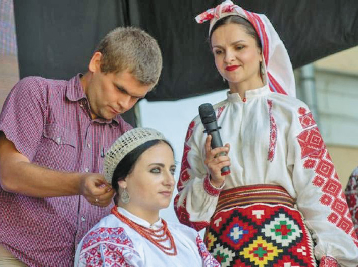 Головний убір — важлива частина національного жіночого костюма