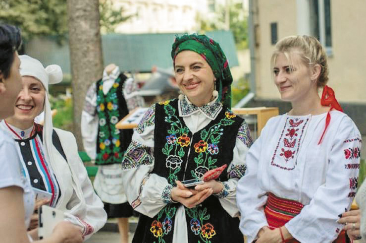 Учасники свята дістали зі скринь автентичний одяг бабусь. Фото з сайту rivne.media