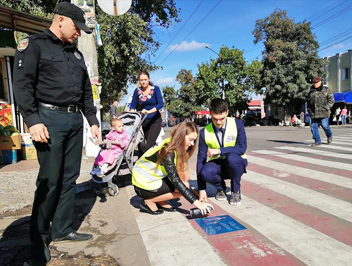 Написи, які патрульні разом зі школярами нанесли на асфальт, одразу впадають в очі. Фото зі сторінки патрульної поліції у Луганській області в мережі Facebook