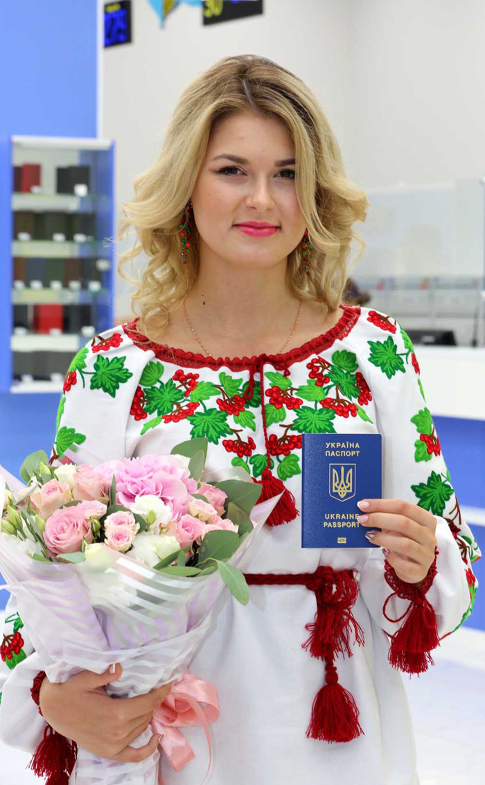 21 вересня киянці Поліні Савіній вручили 10-мільйонний біометричний паспорт для виїзду за кордон. Фото з сайту dmsu.gov.ua
