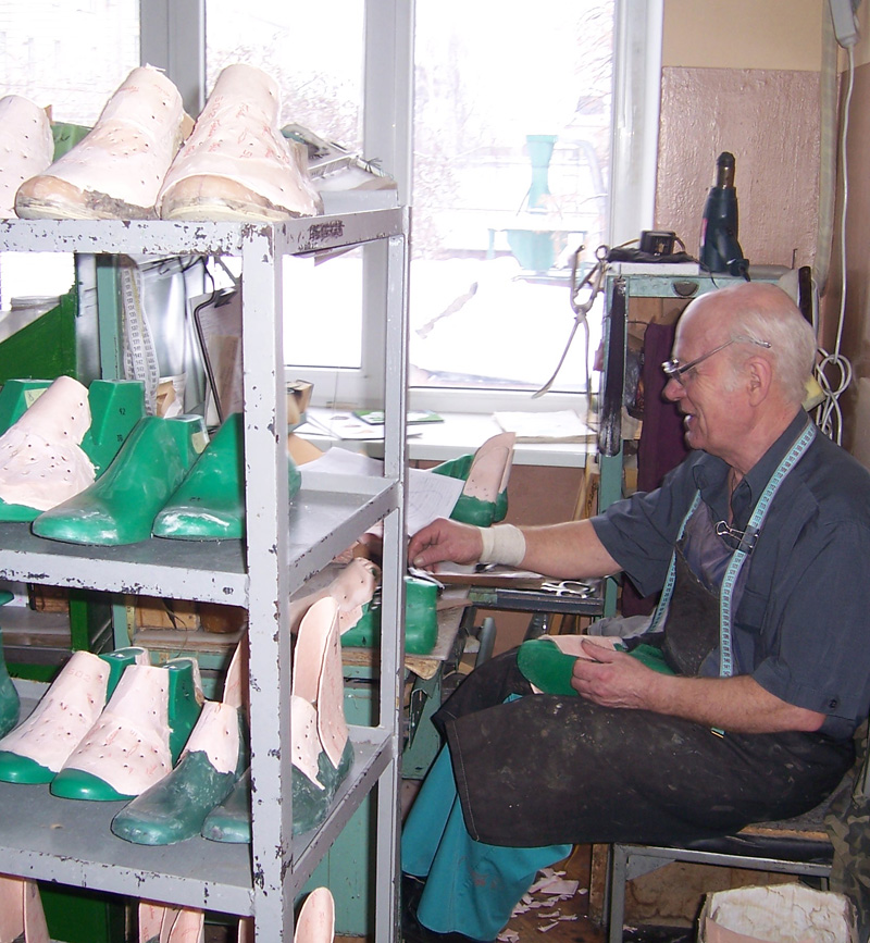 Модельєр колодок із 40-річним стажем роботи на підприємстві Олександр Носов та його учень Олександр Король щодня виготовляють 30 пар колодок на взуття