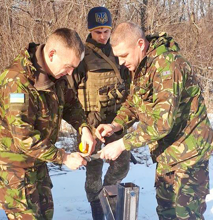 Бійці без проблем змонтували диво-пічку. Фото з сайту cossackland.org.ua
