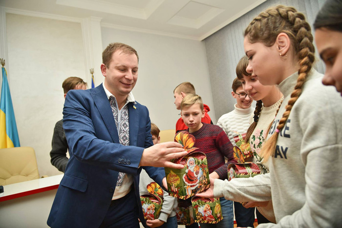 Юні мандрівники отримали смачні різдвяні подарунки від голови Тернопільської ОДА. Фото з сайту facebook.com/oda.te.gov.ua