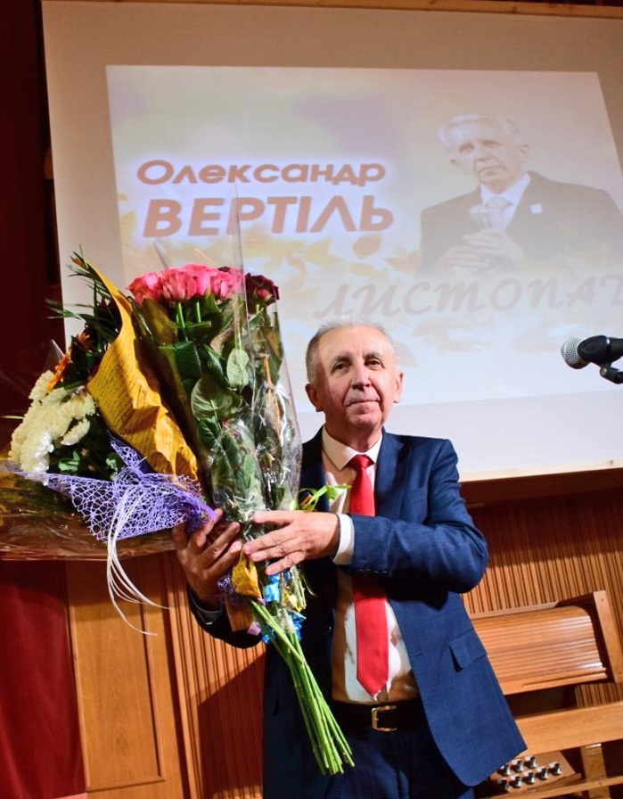 Наш колега Олександр Вертіль вміло пише історію сучасності. Фото з сайту uccs.org.ua