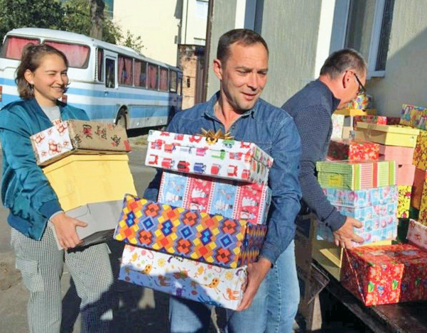 Ці яскраві коробки з гостинцями для малюків Староавдіївського «Чебурашки» юні полтавські волонтери виготовили власноруч. Фото надав автор