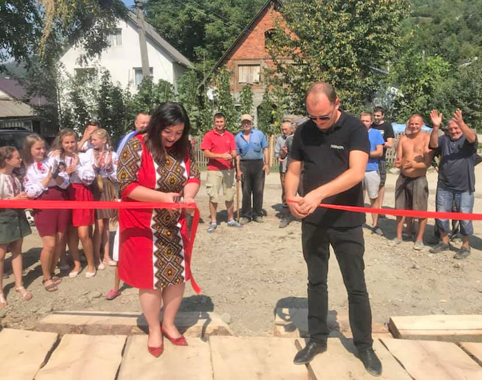 Сільський голова Інна Савляк разом із представником компанії «РЕНЕР» Юрієм Сасом відкриває відновлений міст. Фото надав автор